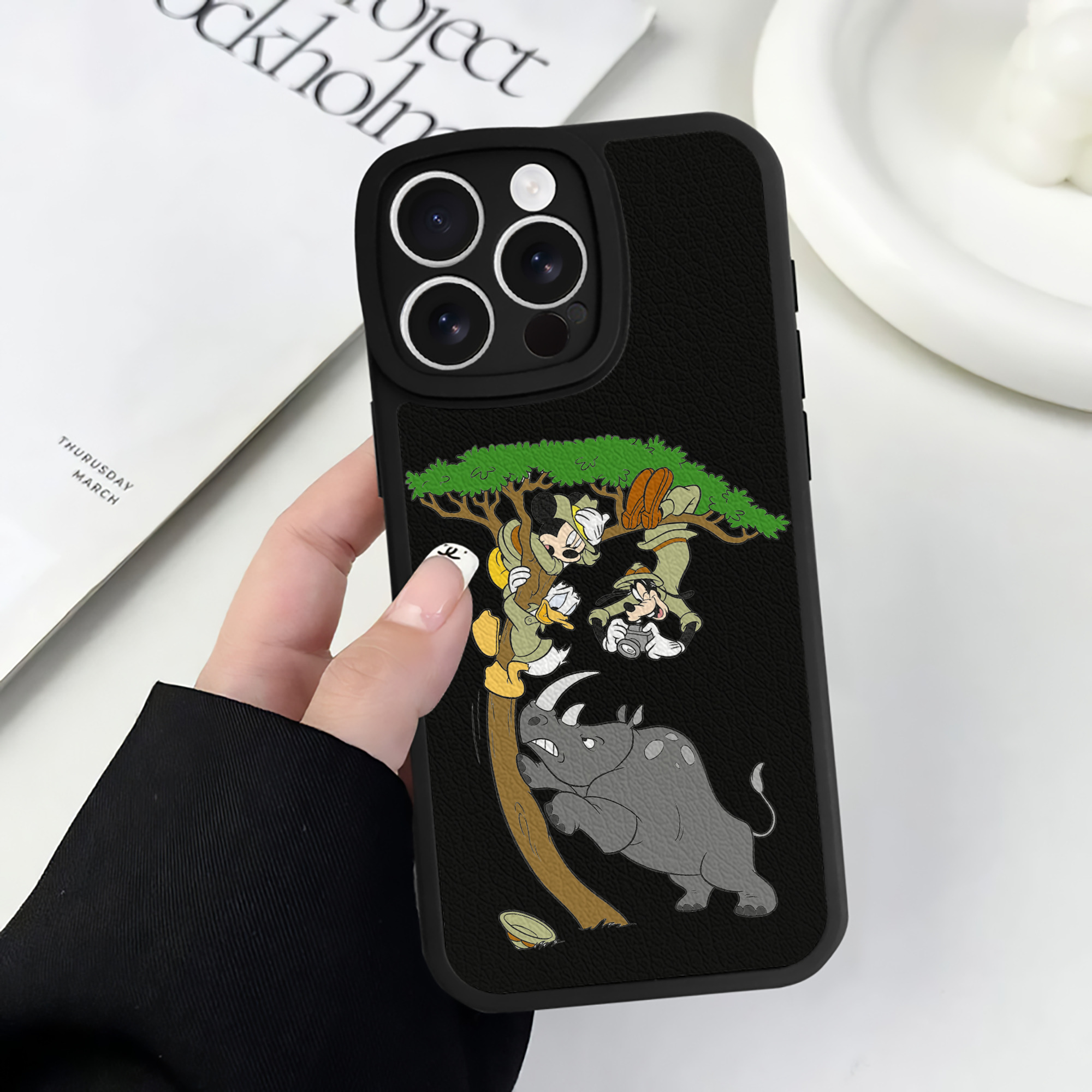 （画像用） ミッキーマウス Mickey Mouse 【iPhone 16シリーズ対応】シリコンスマホケース（レザー調） 材質：シリコン
